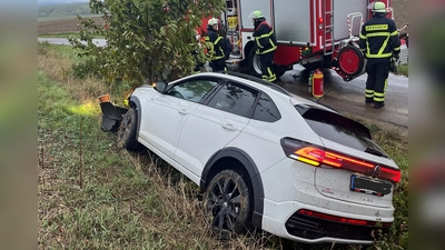 Das Auto schlug nach dem Unfall von sich aus per eCall Alarm. Da der Fahrer keine Antwort gab, rückten umgehend Helfer an. (Foto: Feuerwehr Uffenheim)