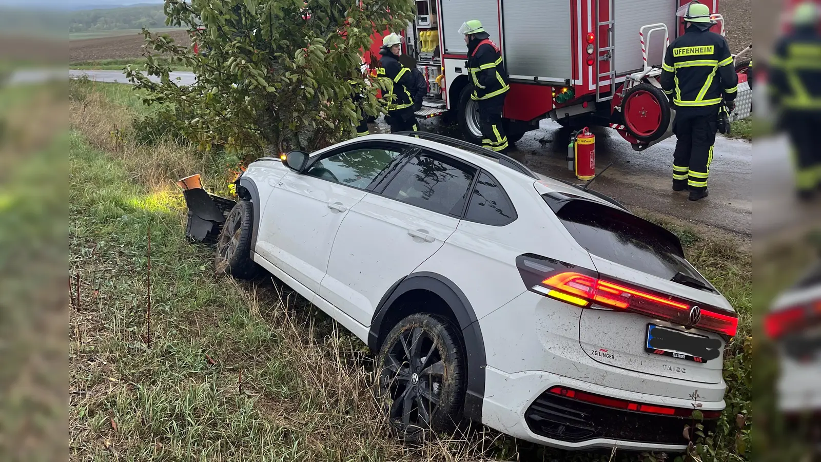Das Auto schlug nach dem Unfall von sich aus per eCall Alarm. Da der Fahrer keine Antwort gab, rückten umgehend Helfer an. (Foto: Feuerwehr Uffenheim)