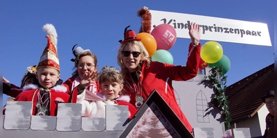 Das Kinderprinzenpaar Leo I. (Leo Schuster) und Sarah I. (Sarah Wittmann) hat von seinem Wagen aus dem Publikum zugewunken. (Foto: Horst Kuhn)