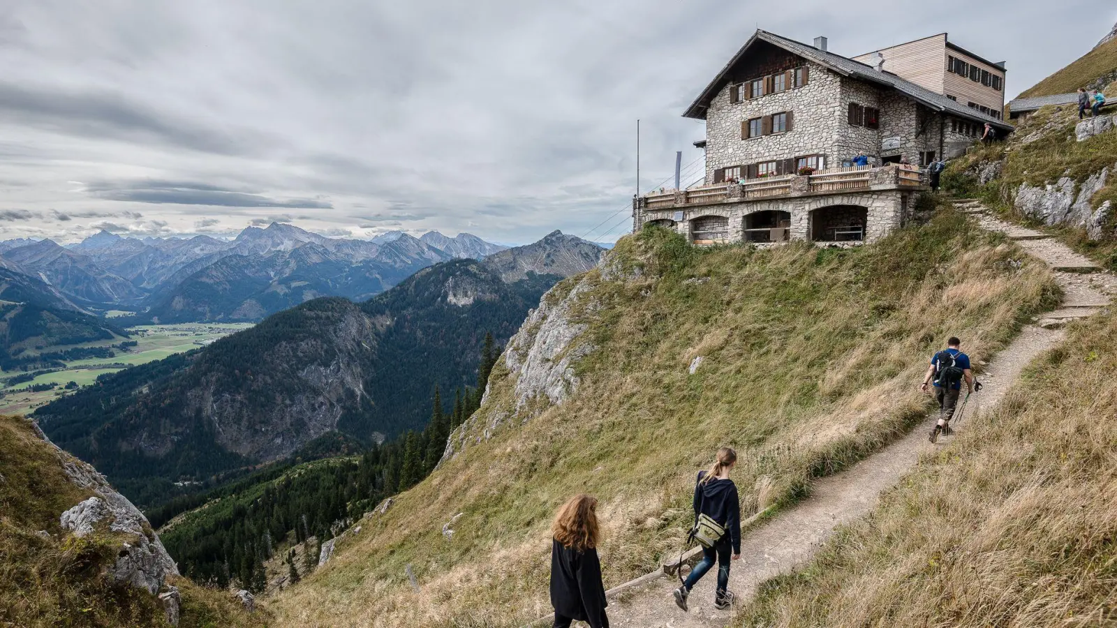 Hütte in Sicht: Doppelreservierungen sollten Wanderer unbedingt vermeiden - sie sind unfair gegenüber anderen Gästen und den Hüttenteams. (Foto: Nicolas Armer/dpa/dpa-tmn)