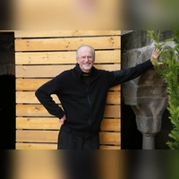 Im Bühnenbild von „Der große Gatsby”: Johannes Kaetzler, Intendant der Kreuzgangspiele. Er hat den Roman von F. Scott Fitzgerald dramatisiert und inszeniert ihn. (Foto: Martina Kramer)