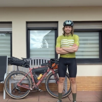 Leon Iden nach seiner Ankunft in Neustadt mit voll bepacktem Rad. (Foto: Peter Iden)