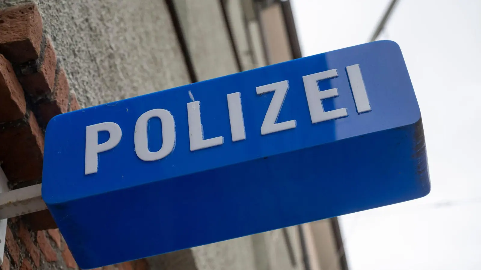 Die 40-Jährige verletzte drei Polizeibeamte. (Symbolbild) (Foto: Peter Kneffel/dpa)