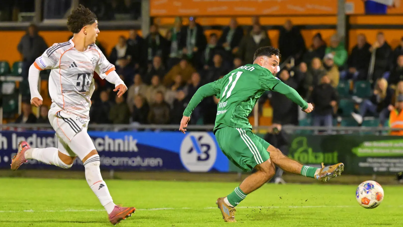 Zu schnell für den Münchner Jussef Nasrawe: Tarkan Ücüncü erzielt hier das 1:0 für die Ansbacher. (Foto: Martin Rügner)