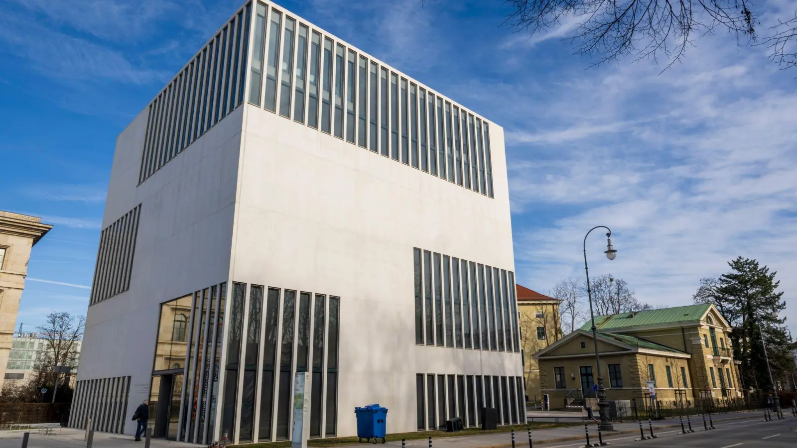 Das NS-Dokumentationszentrum verzichtet auf die feierliche Eröffnung einer neuen Schau. (Foto: Peter Kneffel/dpa)