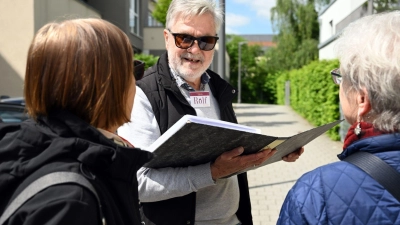 Rolf Metzner ist als „Greeter“ in Coburg unterwegs - das besondere Stadtführungskonzept verbreitet sich weiter. (Foto: Pia Bayer/dpa/dpa-tmn)