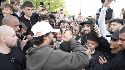 Arda Saatci wurde bei seiner Ankunft in Berlin von euphorischen Fans begrüßt. (Foto: Manuel Genolet/dpa)