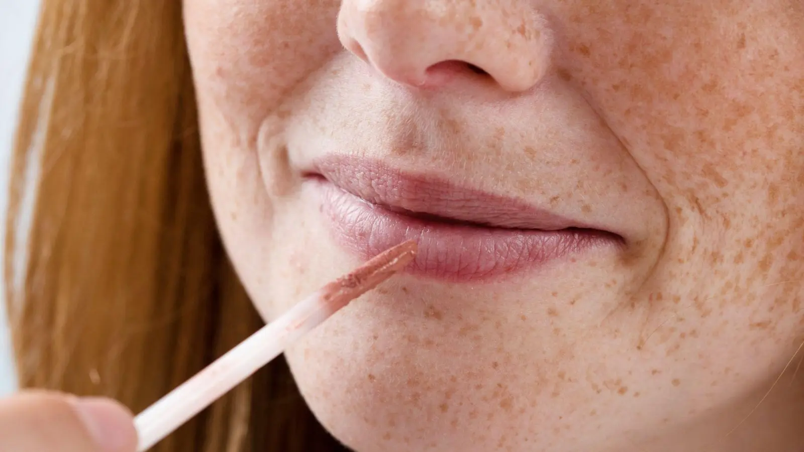 Etwas mehr Volumen? Lip-Plumper sollen die Lippen mithilfe von Chili, Menthol oder Hyaluronsäure kurzfristig aufpolstern. (Foto: Christin Klose/dpa-tmn)