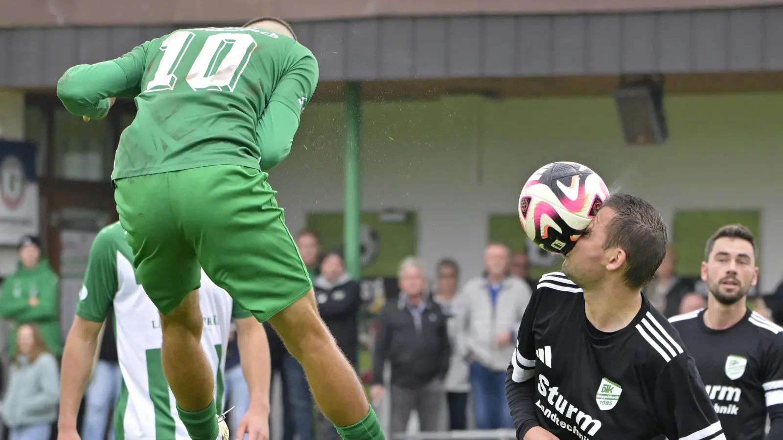 Manchmal muss man beim Fußball auch die Rübe hinhalten. Gianni Böttcher (in Grün) vom FC/DJK Burgoberbach tat&#39;s und Joachim Gerngroß von der DJK Göggelsbuch tat es auch. Die Füße nutzten die Kicker in der Region aber auch, wie unsere Bildergalerie vom Wochenende zeigt. (Foto: Martin Rügner)