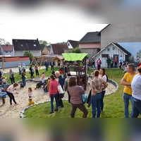 Die Gäste informierten sich bei einem Rundgang auch über die Außenanlagen, während die Kinder schon mal die Spielgeräte ausprobierten. (Foto: Werner Wenk)