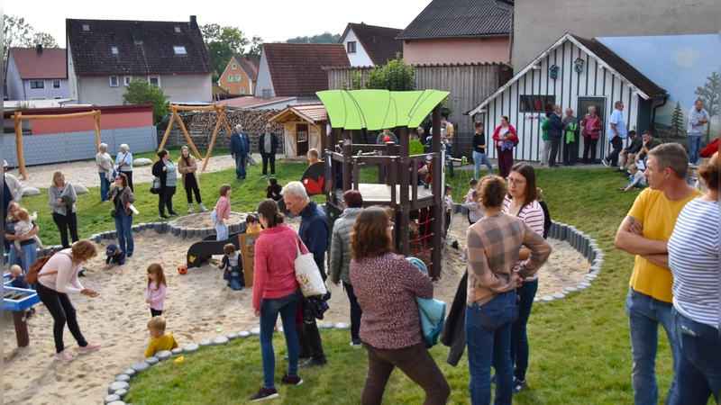 Die Gäste informierten sich bei einem Rundgang auch über die Außenanlagen, während die Kinder schon mal die Spielgeräte ausprobierten. (Foto: Werner Wenk)