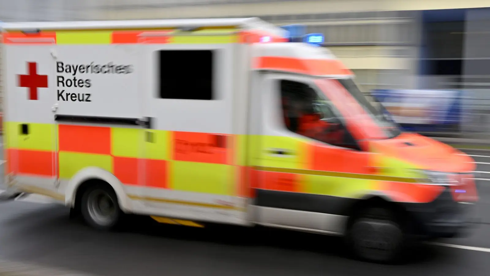 Ein Motorradfahrer stirbt am Unfallort, trotz Eingreifen des Rettungsdienstes. (Symbolbild) (Foto: Peter Kneffel/dpa)
