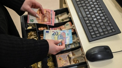 Überwiegend können die Menschen im Euroraum mit Schein und Münze zahlen, wenn sie das wollen. (Symbolbild) (Foto: Jens Kalaene/dpa)