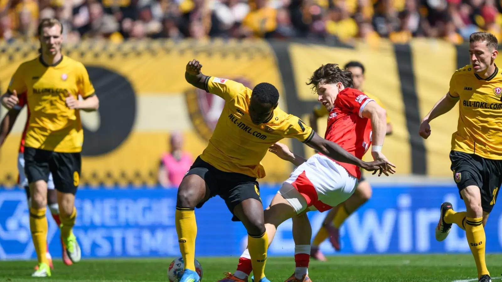 Viele Zweikämpfe bestimmten das Spiel Dresden gegen Kaiserslautern. (Foto: Robert Michael/dpa)