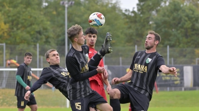 Der Toptorjäger der Kreisklasse 1, Serhat Ugurlu (im roten Trikot) vom Tabellenführer TV Leutershausen, im Topspiel gegen die Königshofener Dominik Hahn, Timo Schinko und Andreas Nefzger (vorne von links). (Foto: Martin Rügner)