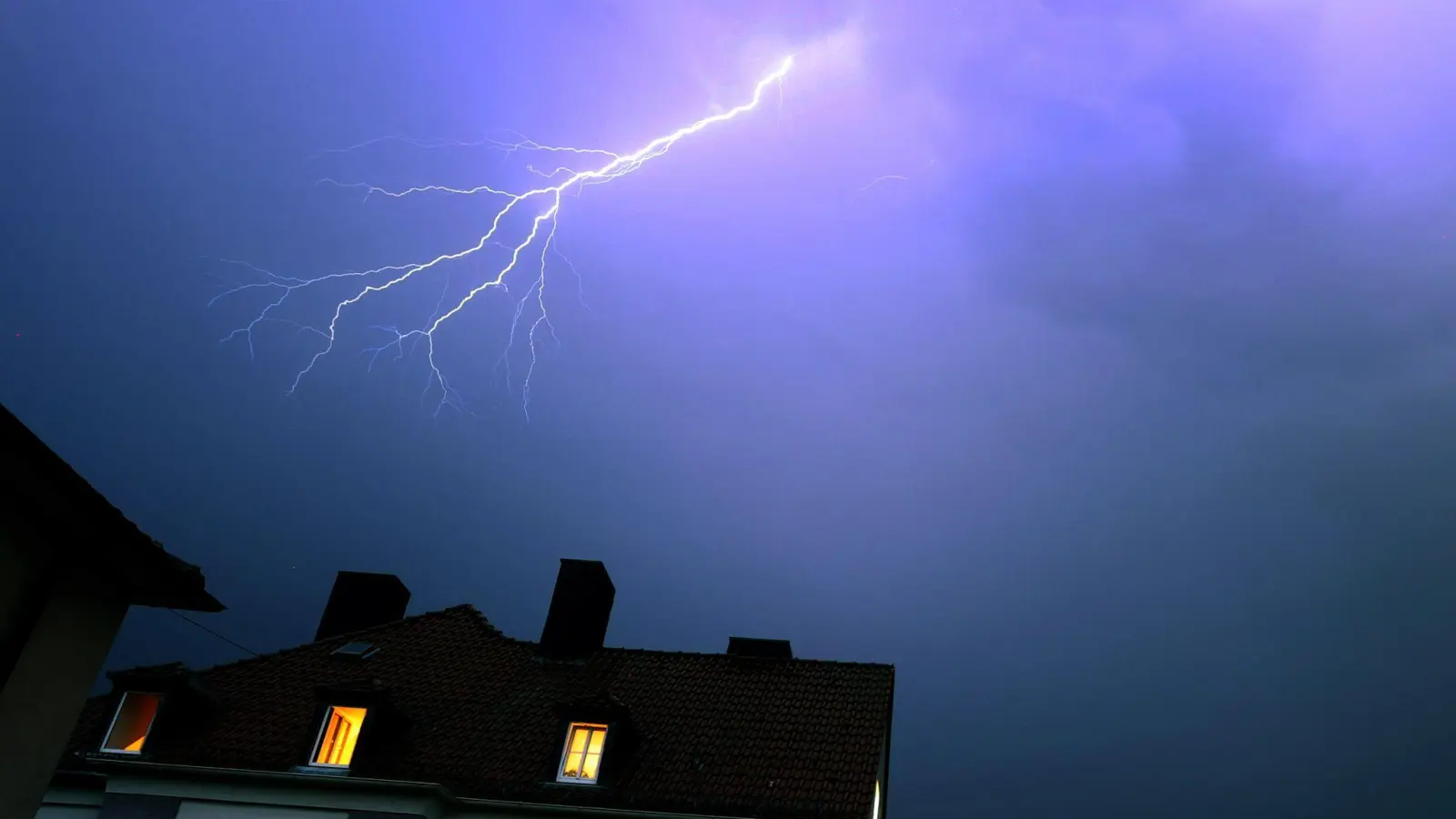 Blitze haben vergangenes Jahr hohe Schäden angerichtet. (Archivbild) (Foto: Karl-Josef Hildenbrand/dpa/dpa-tmn)