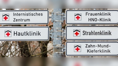 Hinweisschilder zu den verschiedenen Krankenhäusern des Erlanger Uniklinikums. (Archivbilder) (Foto: Daniel Karmann/dpa)
