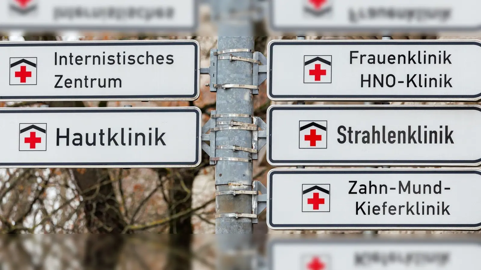 Hinweisschilder zu den verschiedenen Krankenhäusern des Erlanger Uniklinikums. (Archivbilder) (Foto: Daniel Karmann/dpa)