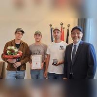 Blumen, Urkunde und Ehrenamtsmedaille: Stellvertretend für das zehnköpfige Orga-Team des CVJM zeichnete Bürgermeister Markus Liebich (rechts) Jonathan Loos, Christopher Poßberg und Felix Ehrmann (von links) aus. (Foto: Wolfgang Grebenhof)