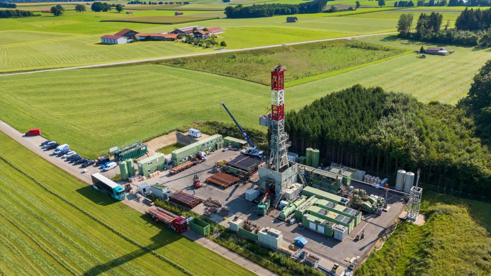 Ob die Probebohrung nach Erdgas in Reichling am Ammersee erfolgreich war, wird derzeit noch im Labor analysiert. In der Gemeinde sorgt die mögliche Förderung aber weiter für viel Unruhe - dabei geht es auch um die Sorge vor möglichen Enteignungen. (Archivbild) (Foto: Peter Kneffel/dpa)