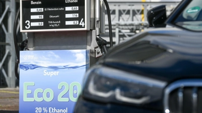 Ein Pkw parkt vor einer E20-Tankstelle im Werk der Südzucker-Tochter CropEnergies in Zeitz. (Foto: Hendrik Schmidt/dpa-Zentralbild/dpa)