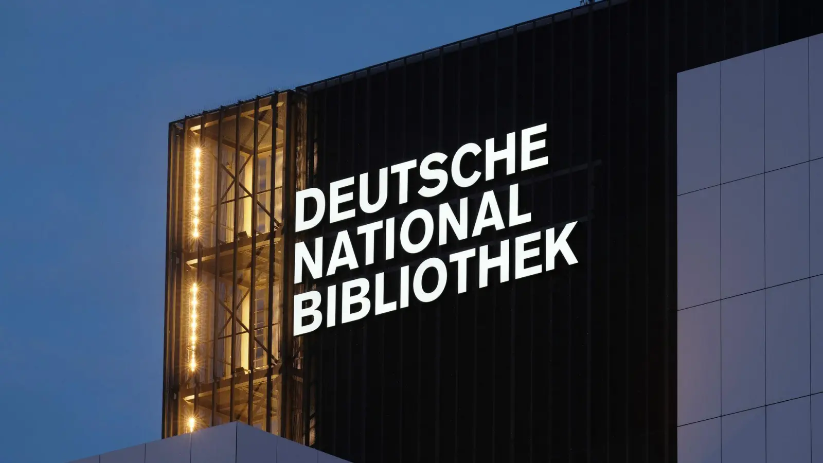 Der Schriftzug „Deutsche Nationalbibliothek” (DNB) leuchtet an einem 55 Meter hohen Gebäude der früheren Deutschen Bücherei. (Archivbild) (Foto: Sebastian Willnow/dpa)