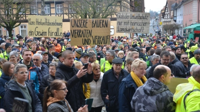 Rund 600 Menschen hatten sich zur BBV-Demo eingefunden, darunter auch etliche Mitarbeiter von Handwerksbetrieben, die mit der Landwirtschaft verbunden sind und ihre Solidarität bekundeten. (Foto: Patrick Lauer)