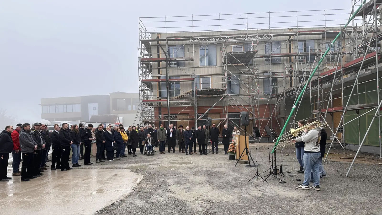 Zum Richtfest an der Landesfinanzsschule fand sich am Mittwoch eine große Feierrunde zusammen. (Foto: Martina Haas)