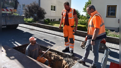 Wolfgang Schütz ,stellvertretender Leiter des Kreisbauhofs in Scheinfeld, schaute, wie die Arbeiten in Oberscheinfeld laufen. (Foto: Ute Niephaus)