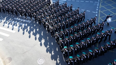 Russische Soldaten marschieren in Moskau zum Roten Platz, um an einer Generalprobe für die Militärparade zum Tag des Sieges teilzunehmen. (Foto: -/AP/dpa)