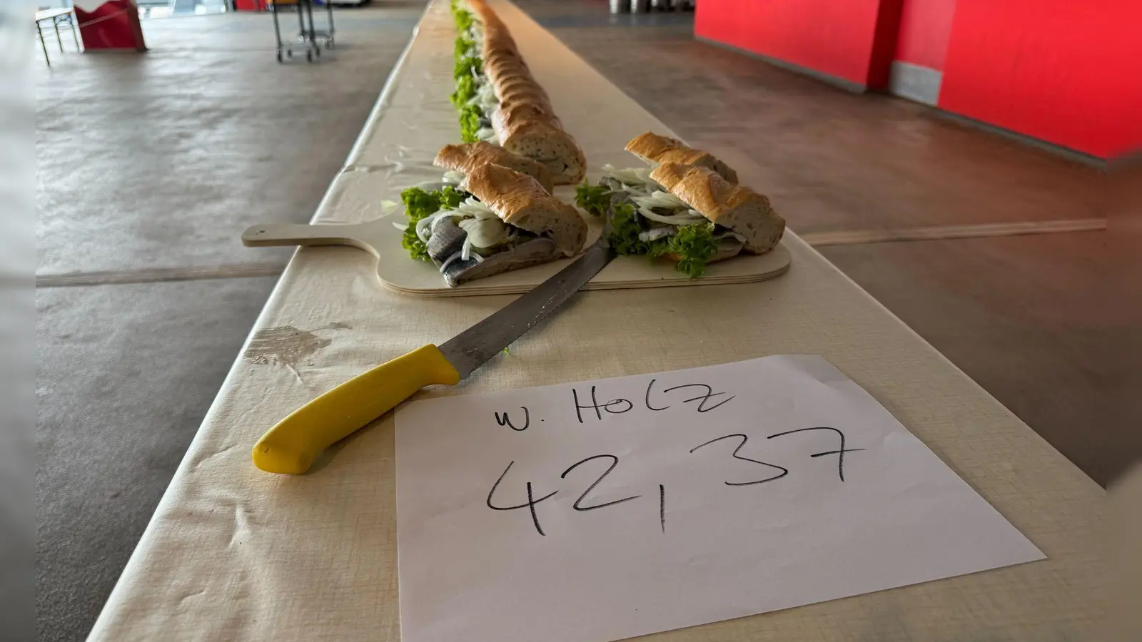 Mit 42,37 Metern hat das längste Fischbrötchen der Welt den bisherigen Rekord von 31 Metern deutlich übertroffen. (Foto Handout) (Foto: --/F.C. Hansa Rostock /dpa)