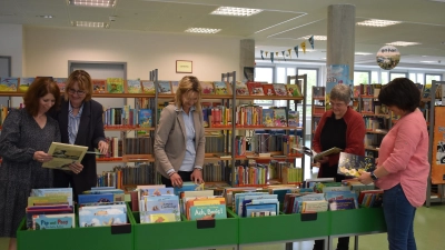 Stella Cramer, Gisela Heusinger-Herz, Iris Reichel, Cordula Eckerle und Alexandra Herold (von links) informierten in der Neustädter Kreisbücherei über den neuen „Kinderbuchbund“. (Foto: Ute Niephaus)