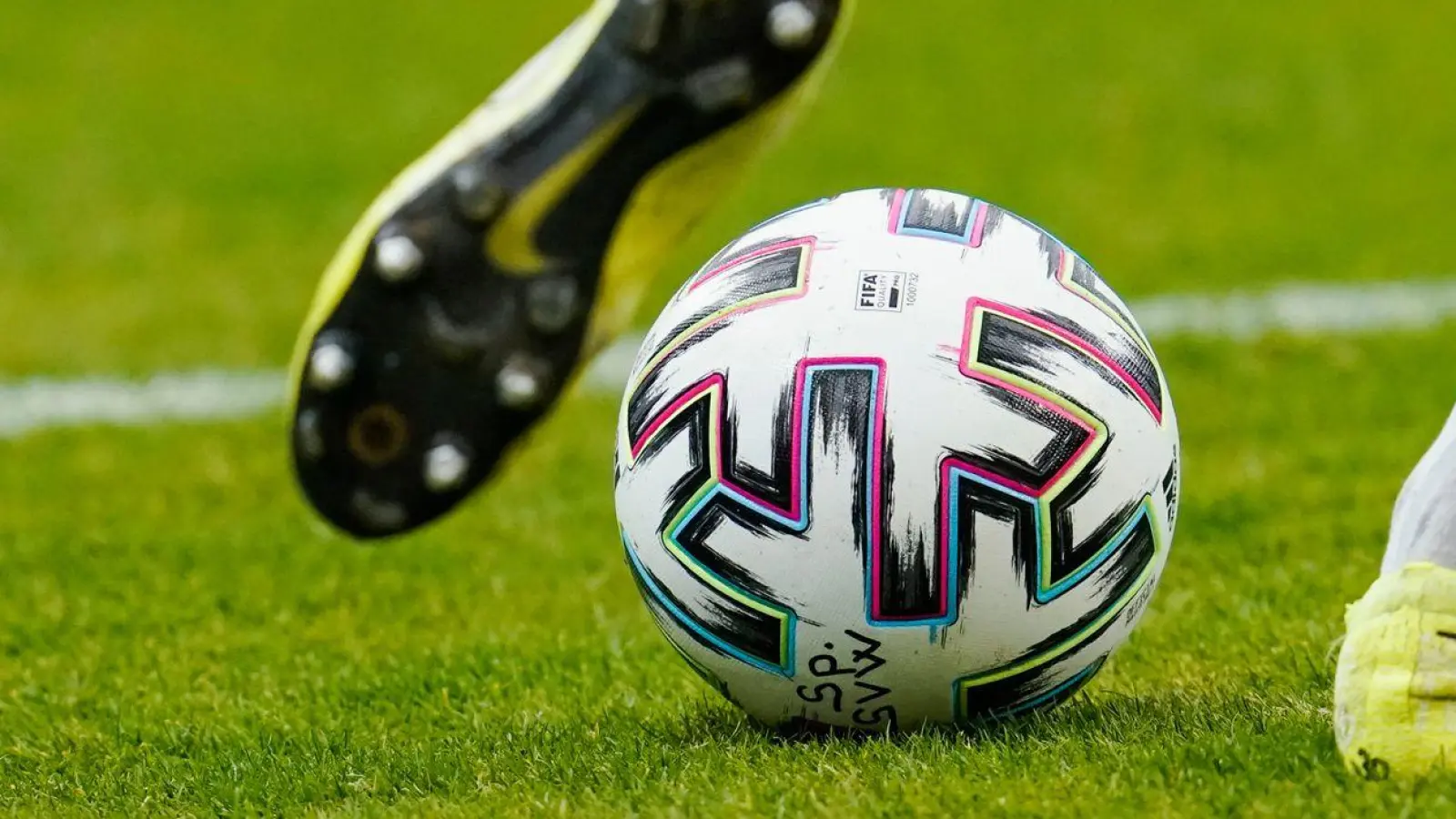 Der TSC Neuendettelsau scheint nicht aufzuhalten. Auch den TSV Greding schlug der Bezirksliga-Tabellenführer mit 3:1. (Symbolbild: Uwe Anspach/dpa)