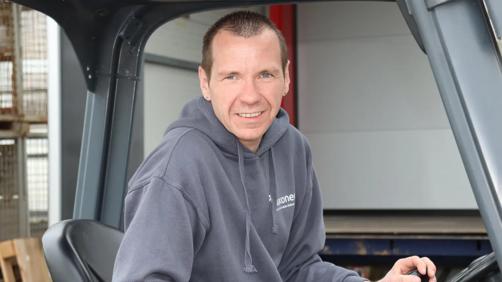 Mit dem Gabelstapler ist Christian Döring im Lager der Rothenburger Werkstatt für Menschen mit Behinderung unterwegs. (Foto: Thomas Schaller)