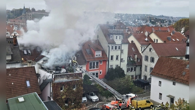 Zwei Tote und zwei Verletzte gab es nach einem Brand in Esslingen. (Foto: Andreas Rosar/dpa)