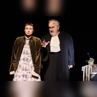 Dorfrichter Adam erpresst Eve, damit sie schweigt – eine Szene mit Luise Pahlke als Eve und Frank Damerius als Dorfrichter Adam- (Foto: Ludwig Olah)