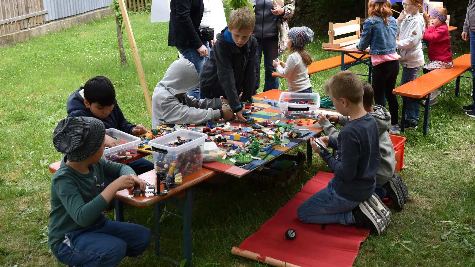 Wie soll der „Platz der Kinderrechte“ in Feuchtwangen aussehen? Beim Tag der Nachbarn konnten Mädchen und Jungen ihre Ideen kreativ umsetzen. (Foto: Erich Herrmann)
