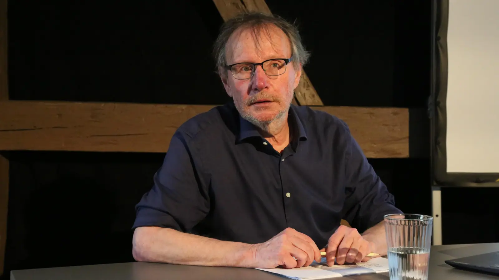 Christian Muggenthaler bei einer Veranstaltung der Lyrik-Reihe am Landestheater Dinkelsbühl: Er ermutigt das Publikum, sich einzulassen, und regt zur Mitarbeit an. (Foto: Martina Kramer)