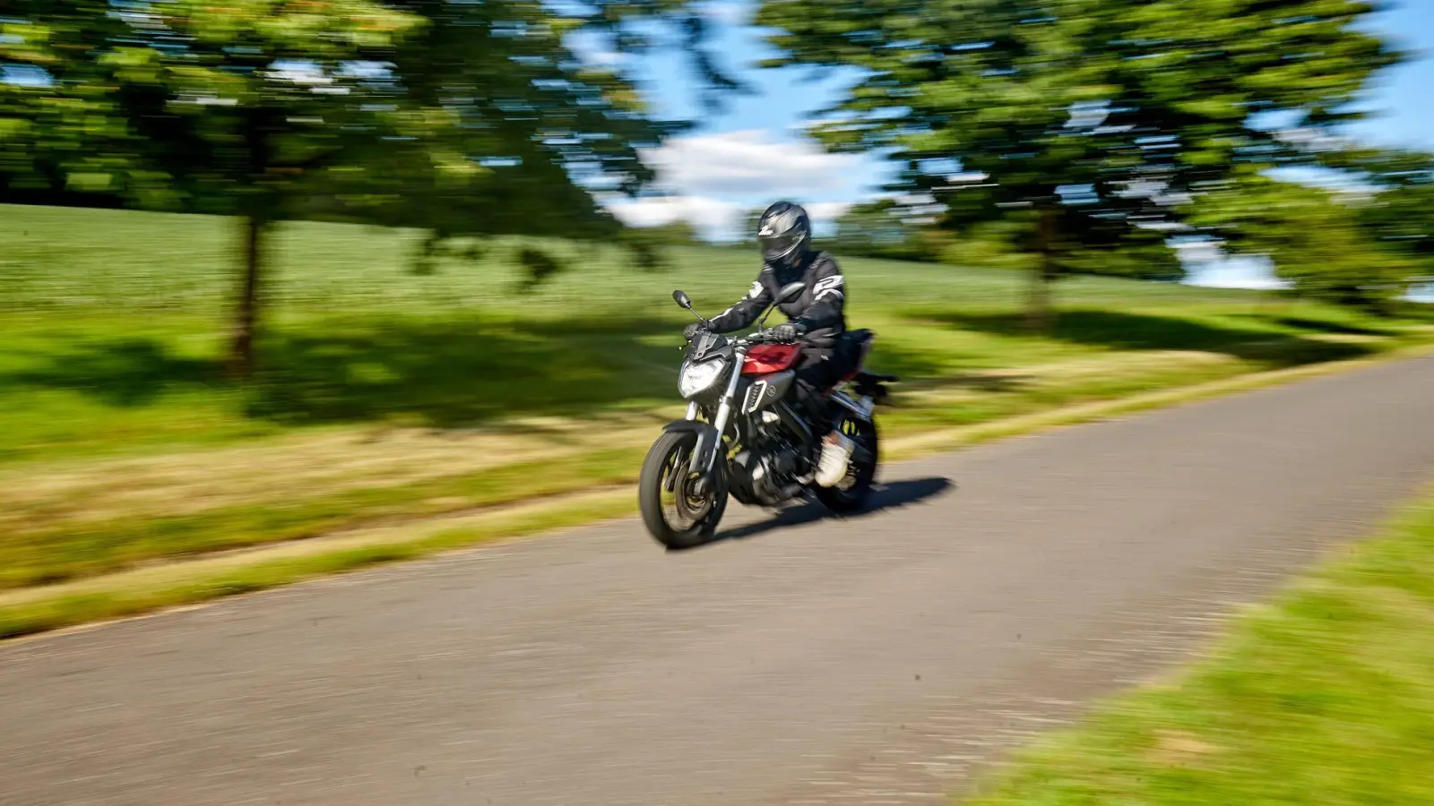 Neue Reifen? Dann sollten Biker die ersten 150 Kilometer sehr vorsichtig fahren. (Foto: Thomas Frey/dpa/dpa-tmn)