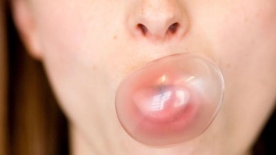 Ein Rauchstopp geht oft mit der Frage einher: Wie halte ich meinen Mund nun beschäftigt? Eine Idee: ein (Nikotin-)Kaugummi.  (Foto: Rolf Vennenbernd/dpa/dpa-tmn)