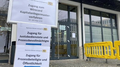 Hinweisschilder zur mündlichen Verhandlung im Münchner Wirecard-Musterverfahren im vergangenen Herbst. Nun will das Gericht eine erste Entscheidung verkünden. (Foto: Carsten Hoefer/epa Scanpix Sweden/dpa)