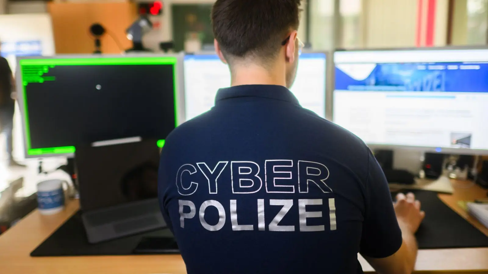 Die Mehrheit der Straftaten im Internet wird inzwischen aus dem Ausland heraus begangen. (Symbolbild) (Foto: Julian Stratenschulte/dpa)