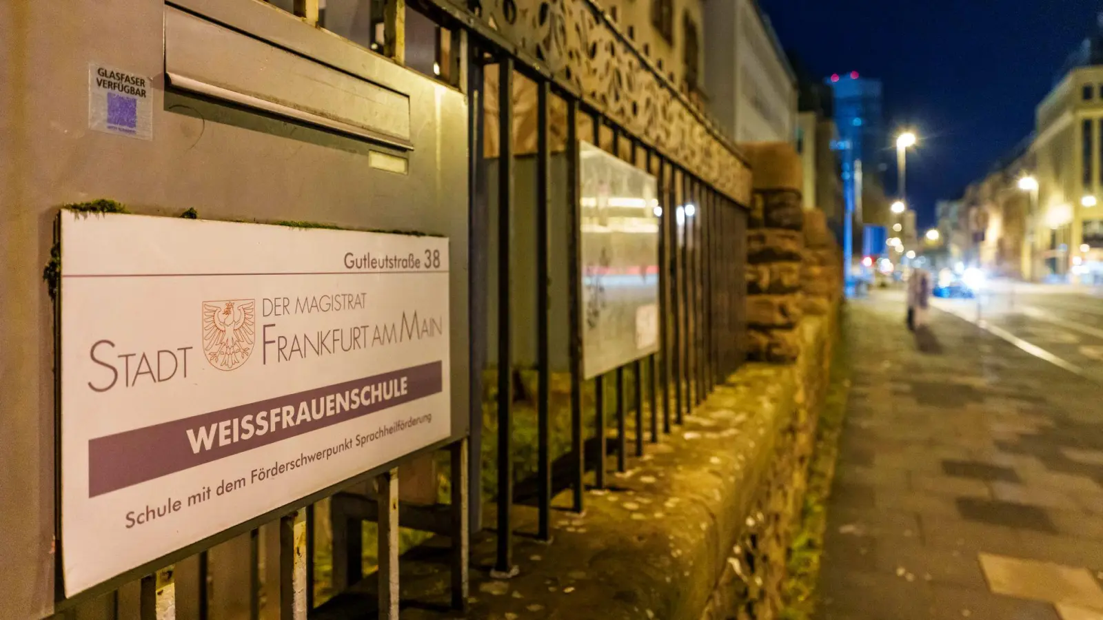 Die Schule befindet sich im Bahnhofsviertel. (Foto: Andreas Arnold/dpa)