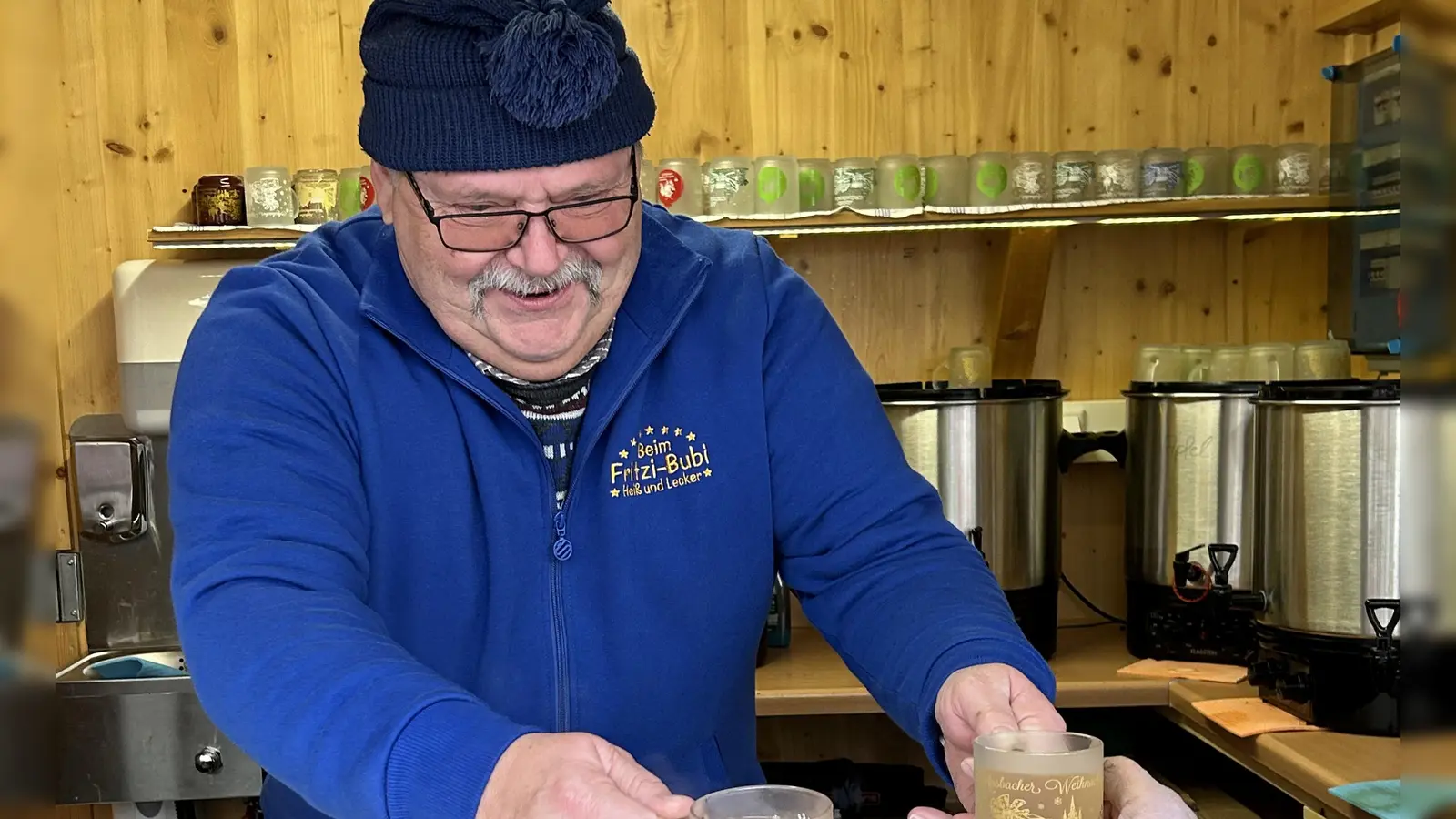 Fritzi-Bubi in seinem Element: Der weiße Glühwein aus Silvaner geht häufig über die Verkaufstheke. (Foto: Florian Pöhlmann)