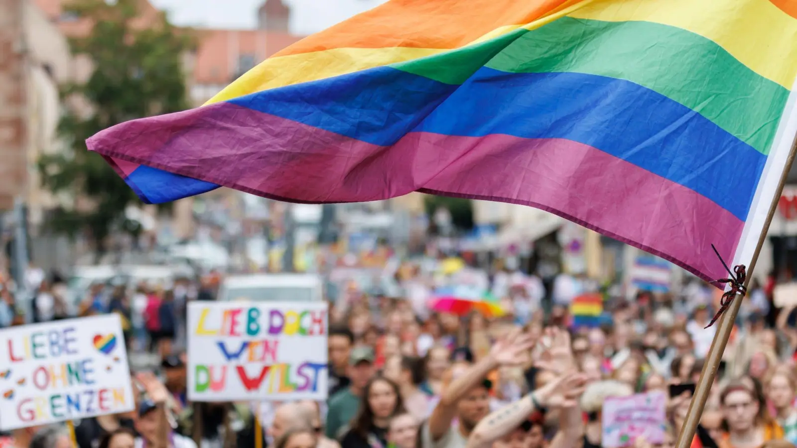 Der CSD in Nürnberg soll stattfinden. (Archivbild) (Foto: Daniel Karmann/dpa)