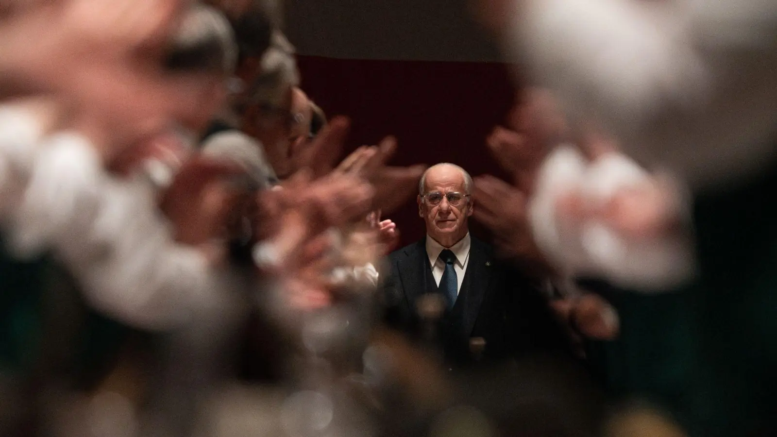 Toni Servillo als Presidente in einer Szene des Films. (Foto: Andrea Pirrello/MUBI/dpa)