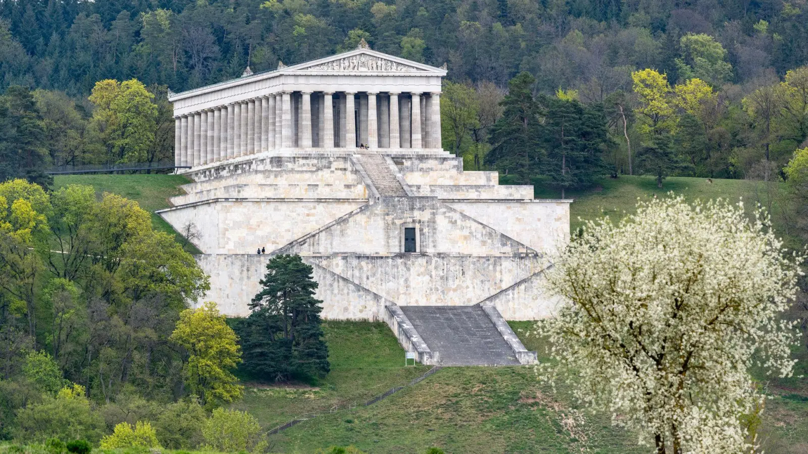 Der 32-Jährige ist an der Ostseite der Walhalla mehr als acht Meter in die Tiefe gefallen. (Archivbild) (Foto: Armin Weigel/dpa)