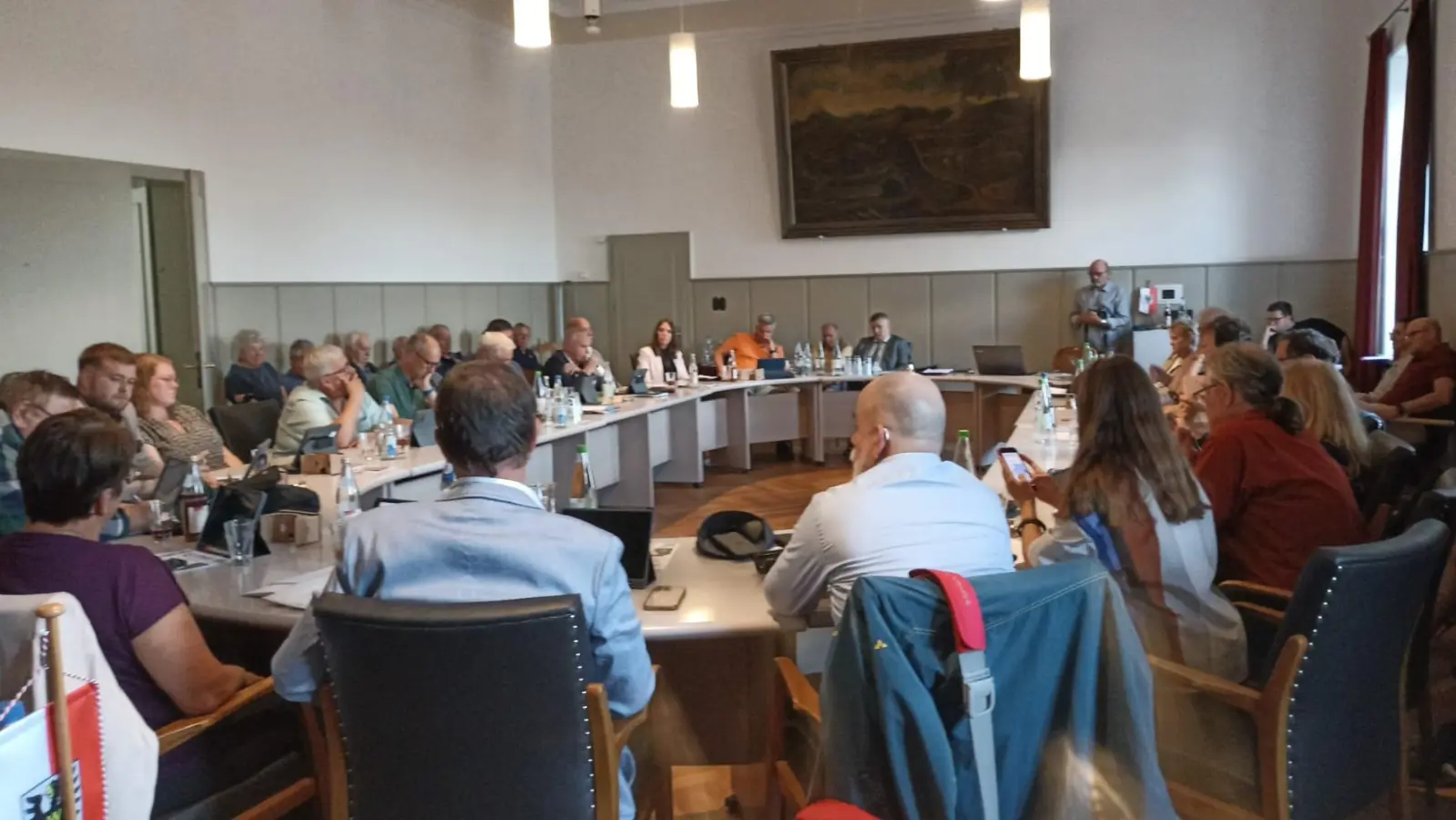 Im bis auf den letzten Platz besetzten Großen Sitzungssaal verabschiedete das Bad Windsheimer Stadtratsgremium einstimmig den erneut schwierigen Haushalt. (Foto: Alexander Rausch)