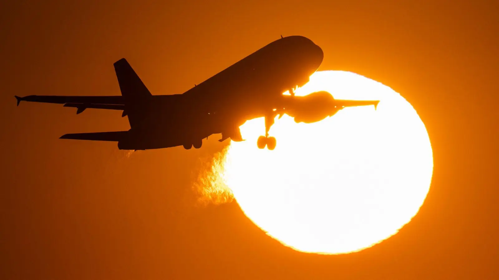 Eine Passagiermaschine hebt vom Flughafen Frankfurt ab. (Foto: Boris Roessler/dpa)