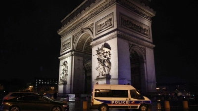 Am Triumphbogen wurde ein Gendarm angegriffen. (Foto: Guillaume Baptiste/AFP/dpa)
